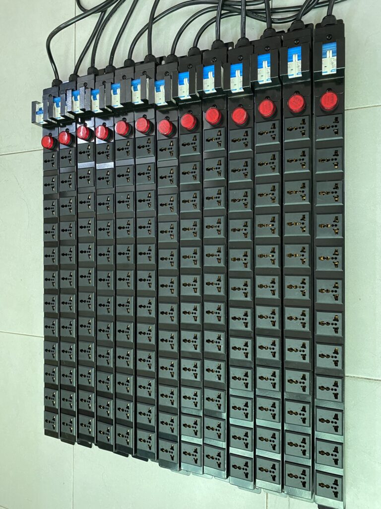 Các loại thanh nguồn PDU và ổ cắm điện cho tủ rack